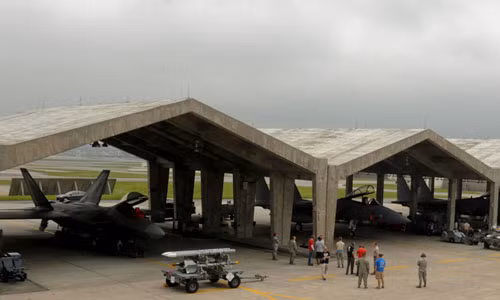 Nhà chứa máy bay F-22 và F-15 tại căn cứ Kadena rất đáng chú ý, vì đây là nhà chứa bằng thép có khả năng kháng bom đạn tốt. Khi đối mặt với không kích, những máy bay này sẽ được di chuyển đến nhà chứa này.