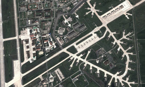 Sau khi được phóng to, có thể thấy nhiều nhà chứa máy bay cố định, những nhà chứa này thường được gia cố.