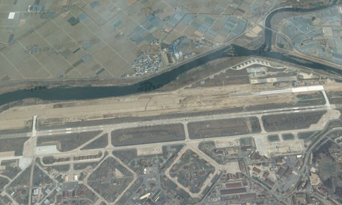 Số lượng căn cứ quân sự Mỹ tại Hàn Quốc là khá lớn khi mà quốc gia này thường xuyên đối mặt với mối đe dọa từ Triều Tiên. Trong ảnh là căn cứ không quân Osan - phía bắc Hàn Quốc, quan sát ảnh vệ tinh có thể thấy căn cứ đang được tu sửa, mở rộng quy mô.