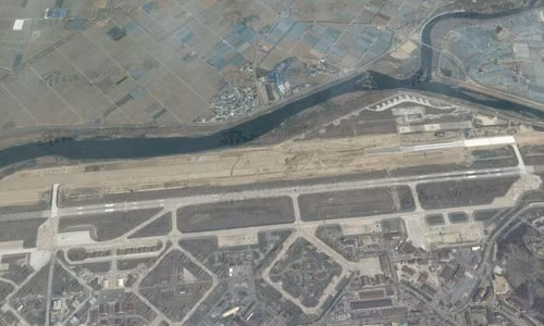 Số lượng căn cứ quân sự Mỹ tại Hàn Quốc là khá lớn khi mà quốc gia này thường xuyên đối mặt với mối đe dọa từ Triều Tiên. Trong ảnh là căn cứ không quân Osan - phía bắc Hàn Quốc, quan sát ảnh vệ tinh có thể thấy căn cứ đang được tu sửa, mở rộng quy mô.