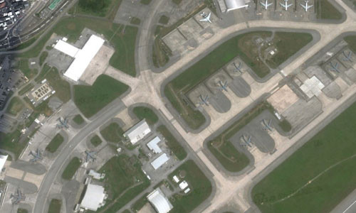 Căn cứ Kadena cũng được triển khai lượng lớn máy bay hỗ trợ lớn của Mỹ như máy bay trinh sát RC-135 hay may bay tiếp dầu KC-135. Trong ảnh là máy bay tiếp dầu trên không KC-135 màu xám, máy bay trinh sát chiến lược RC-135 màu trắng, ngoài ra còn có 1 máy bay cảnh báo E-3.