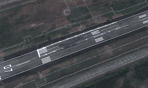 Đường băng tại sân bay đảo Iwo Jima được đánh dấu rõ ràng và một phần giống với góc boong tàu của tàu sân bay Mỹ. Điều này cho thấy sân bay Iwo Jima trên thực tế cũng là một căn cứ đảm nhận nhiệm vụ huấn luyện không quân hải quân Mỹ.