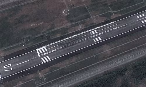 Đường băng tại sân bay đảo Iwo Jima được đánh dấu rõ ràng và một phần giống với góc boong tàu của tàu sân bay Mỹ. Điều này cho thấy sân bay Iwo Jima trên thực tế cũng là một căn cứ đảm nhận nhiệm vụ huấn luyện không quân hải quân Mỹ.