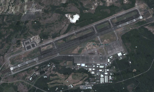 Trên chuỗi đảo thứ 2, ngoài đảo Guam, còn có 1 đảo nhỏ nữa rất nổi tiếng trong Chiến tranh Thế giới 2 - đảo Iwo Jima thuộc lãnh thổ Nhật. Ảnh sân bay đảo Iwo Jima qua Google Earth.