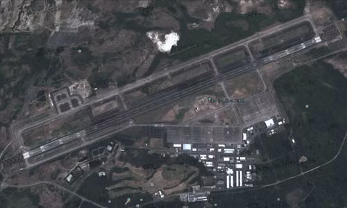 Trên chuỗi đảo thứ 2, ngoài đảo Guam, còn có 1 đảo nhỏ nữa rất nổi tiếng trong Chiến tranh Thế giới 2 - đảo Iwo Jima thuộc lãnh thổ Nhật. Ảnh sân bay đảo Iwo Jima qua Google Earth.