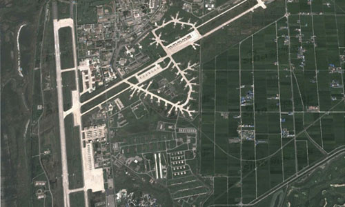 Ảnh căn cứ Kunsan nằm bờ biển phía Tây Hàn Quốc, đây là nơi triển khai máy bay chiến đấu F-16 của Liên đội 8 Không quân Mỹ.