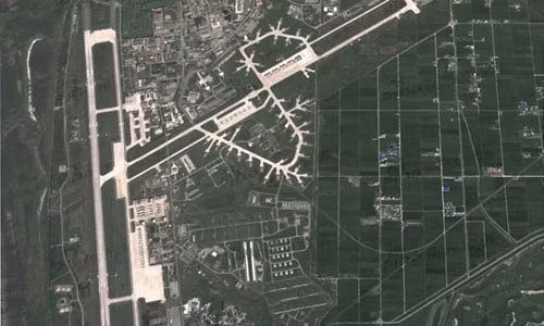 Ảnh căn cứ Kunsan nằm bờ biển phía Tây Hàn Quốc, đây là nơi triển khai máy bay chiến đấu F-16 của Liên đội 8 Không quân Mỹ.