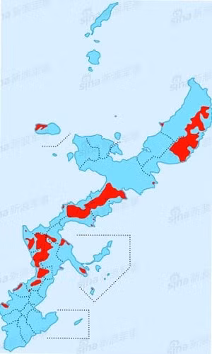 Phần màu đỏ trong bản đồ là diện tích các căn cứ của quân đội Mỹ tại Okinawa. Theo số liệu của Bộ quốc phòng Nhật Bản, tổng diện tích của những căn cứ này đạt 230km vuông.