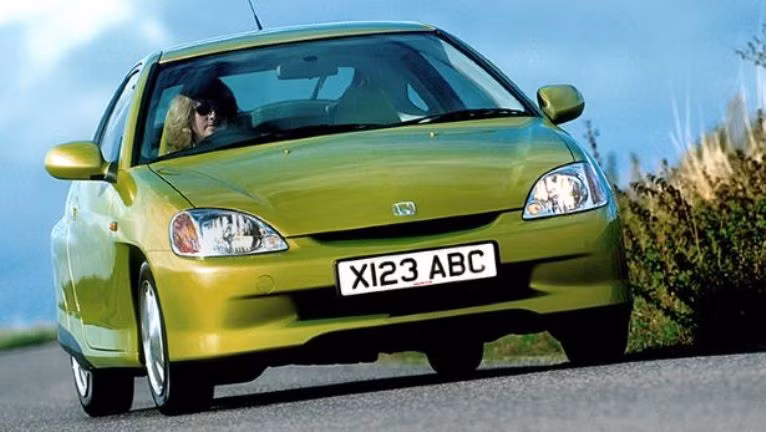 Nối tiếp sau đó là chiếc Honda Insight ra đời vào năm 1999. Thiết kế của xe khá đẹp và giúp giảm thiểu khí thải CO2 ra môi trường.