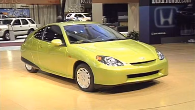 Nối tiếp phiên bản JV-X năm 1997, Honda cho ra mắt dòng xe lai Honda VV tại Detroit năm 1999. Xe có 1 động cơ 3 xi-lanh 1,0 lít và 1 động cơ điện. Với màu xanh lá cây, những chi tiết bằng nhựa và nhôm rất nhẹ, Honda VV là mẫu xe độc đáo và thân thiện với môi trường.