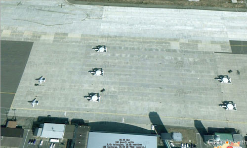 Quân đội Mỹ triển khai máy bay chiến đấu F-16 tại căn cứ này. Trong ảnh có thể thấy các máy bay cảnh báo E-2C và máy bay huấn luyện T-4. Ngoài ra còn có F-2 của lực lượng phòng vệ trên không Nhật Bản triển khai tại đây.