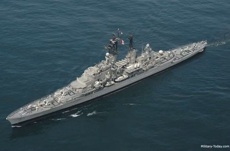 Tàu được vũ trang cực mạnh với 8 pháo hạm M42 152mm, 8 pháo hạm 76mm, 8 pháo 40mm. De Zeven Provincien là tàu chiến có pháo hạm lớn nhất thế giới đang hoạt động.