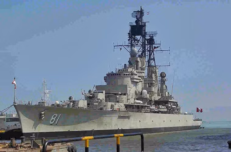 De Zeven Provincien thuộc lớp tuần dương hạm hạng nhẹ cùng tên, tàu được khởi đóng vào tháng 5/1939. Có hai chiếc thuộc loại này được đóng mới cùng lúc tại Hà Lan.