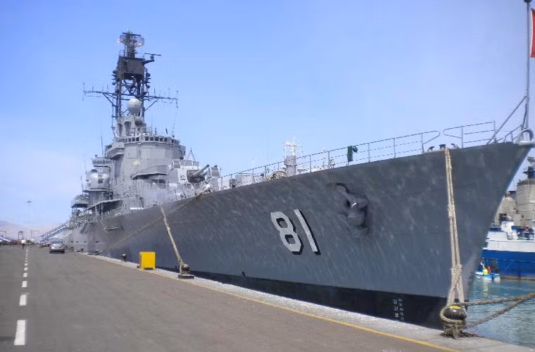 Quá trình đóng mới tuần dương hạm này bị gián đoạn bởi cuộc xâm lược của Đức vào Hà Lan trong tháng 5/1940. Sau khi kết thúc chiến tranh, 2 tàu này tiếp tục được chế tạo với một số sửa đổi để phù hợp với tình hình mới.