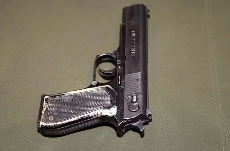 Súng hoạt động theo nguyên lý blowback (nạp đạn bằng phản lực) tức là sử dụng áp lực từ viên đạn bắn đi phía trước để nạp viên đạn thứ 2.