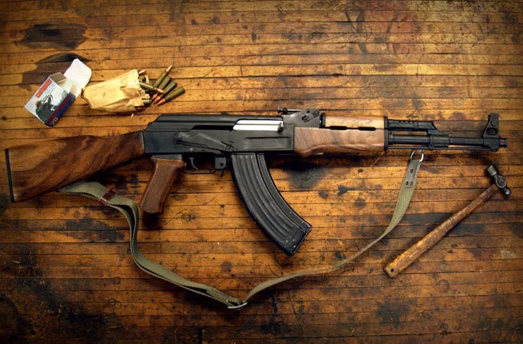 Trong ảnh là mẫu AK-47 sản xuất hàng loạt đầu tiên vào đầu những năm 1950, đây có thể là xem là thế hệ đầu tiên của dòng họ súng trường huyền thoại AK. Ở mẫu sản xuất loạt này, piston và khối khóa nòng đã được thiết kế lại dạng liền khối với nhau. Súng có chiều dài 870mm, nòng súng dài 415mm, trọng lượng 4,3kg, hộp tiếp đạn 30 viên cỡ nòng 7,62x39mm.