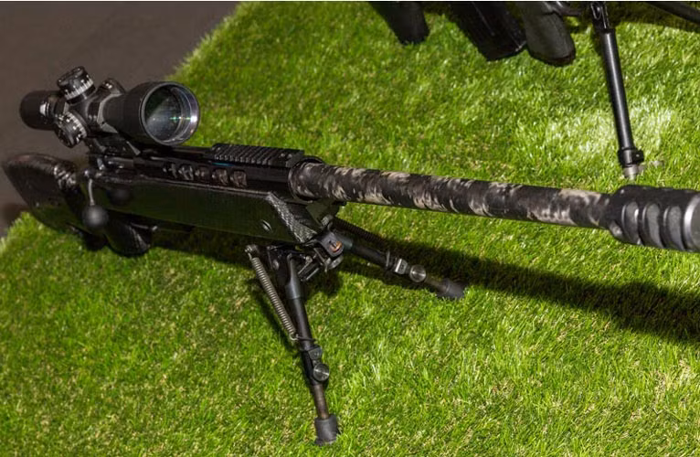 Súng bắn tỉa chuyên dụng MTS-116M, hoạt động theo nguyên tắc lên đạn, đóng mở khóa nòng bằng tay. Súng sử dụng cỡ đạn 7,62x54mm cơ số 5-10 viên, tầm bắn chính xác 800 mét.