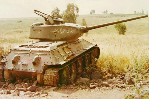Một chiếc T-34 của Quân đội Syria bị bắn hạ ở Cao nguyên Golan.