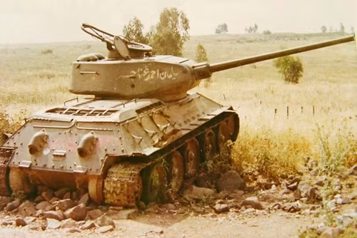 Một chiếc T-34 của Quân đội Syria bị bắn hạ ở Cao nguyên Golan.