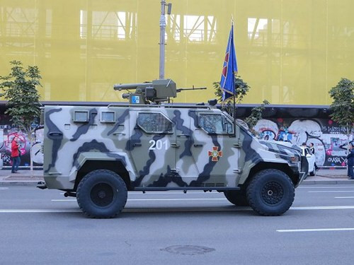 Xe bọc thép hạng nhẹ Spartan với tổ hợp vũ khí điều khiển từ xa gồm súng máy tự động 7,62mm và 4 tên lửa chống tăng.