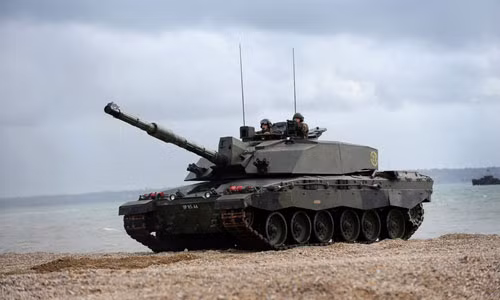 Điểm nhấn chính trên Challenger II là giáp đạn đạo Dorchester được kết cấu từ nhiều vật liệu như thép, gốm chịu nhiệt, hợp kim. Nó được cho là có khả năng vô hiệu hóa các loại đạn lõm, đạn chống tăng, đạn xuyên dưới cỡ...Thậm chí, nó được đánh giá là ưu việt hơn cả giáp phản ứng nổ ERA.