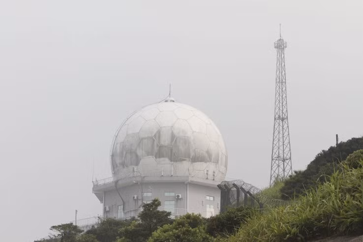 Hình ảnh về trạm thông tin vô tuyến tình báo của PLA tại đỉnh Đài Ma Sơn ở Hồng Kông.