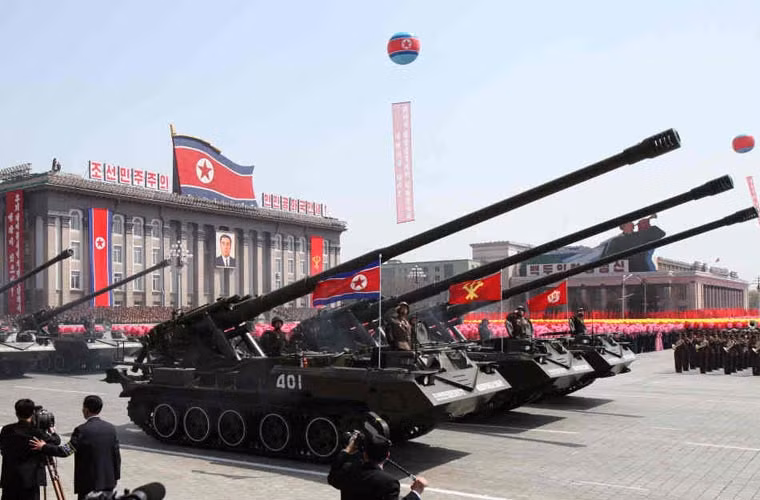 Một ông vua đại bác trên bánh xích khác ở châu Á là M1978 Koksan của Triều Tiên. Loại pháo này được gắn trên khung gầm xe tăng Type 59 của Trung Quốc và được đưa vào sử dụng trong khoảng năm 1985.