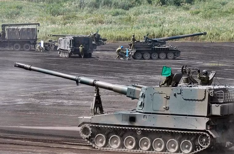 Type 99 được trang bị pháo chính 155mm L52 với chiều dài nòng bằng 52 lần cỡ đạn. Pháo có tốc độ bắn khoảng 6 viên/phút, cơ số đạn pháo mang theo là 39 viên.