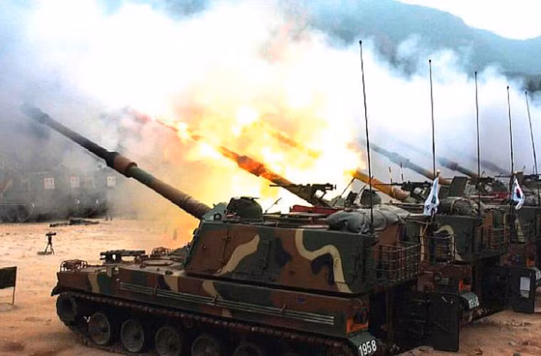 Điểm mạnh của K-9 là chế độ bắn loạt 3 đạn vào một mục tiêu trong vòng 15 giây với quỹ đạo khác nhau làm tăng hiệu quả tiêu diệt mục tiêu. Hiện nay, ngoài K-9 chỉ có pháo PHZ-2000 của Đức có được tính năng bắn loạt này.