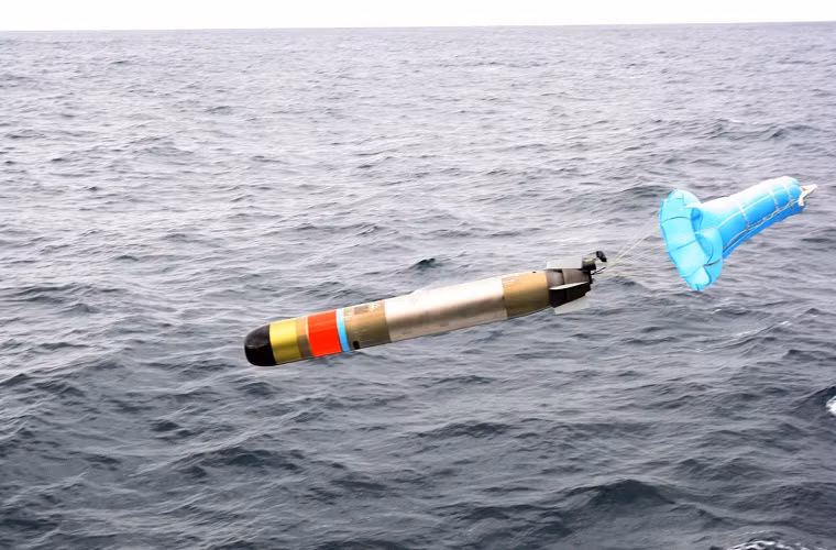 Ngư lôi cỡ 324mm MU90/IMPACT có trọng lượng 304kg, lắp đầu đạn đơn khối PBX nặng 32,7kg, trang bị động cơ điện và pump jet cho tầm bắn 10km nếu chạy tốc độ 93km/h hoặc 23km nếu chạy tốc độ 93km/h, xuyên sâu xuống mặt nước 1.000m. Nó dùng hệ thống dẫn đường thủy âm thụ động hoặc chủ động.