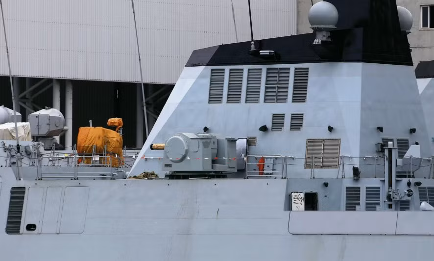 Hệ thống pháo cao tốc 11 nòng Type 1130 được lắp trên hai chiếc Type 054A đang được nâng cấp.