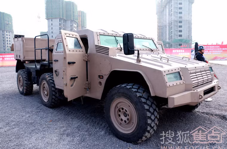 Một phương tiện bọc thép khá hầm hố.