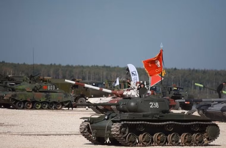 Trong ảnh là lễ khai mạc Tank Biathlon diễn ra tại thao trường Albino, Nga .