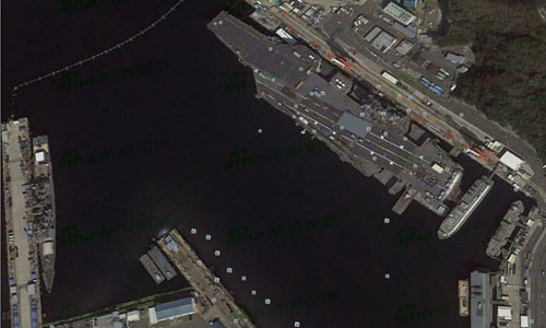 Căn cứ nổi tiếng Yokosuka là cảng chính của nhóm chiến đấu tàu sân bay USS George Washington (CVN-73) thuộc Hạm đội 7 của Mỹ. Trong ảnh, ngoài tàu sân bay ra, bên trái còn có một tàu tuần dương lớp Ticonderoga.