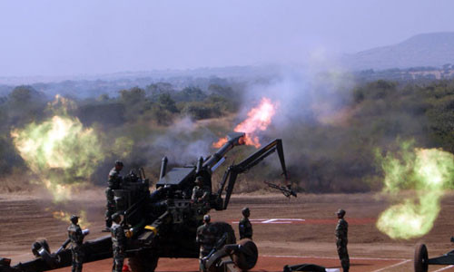 Pháo binh Ấn Độ khai hỏa trong hoạt động diễn tập bắn đạn thật.