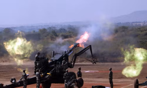 Pháo binh Ấn Độ khai hỏa trong hoạt động diễn tập bắn đạn thật.