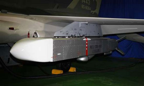 Bom lượn có điều khiển Vạn Kiếm treo trên cánh tiêm kích đa năng F-CK-1.