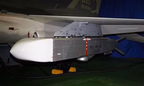 Bom lượn có điều khiển Vạn Kiếm treo trên cánh tiêm kích đa năng F-CK-1.