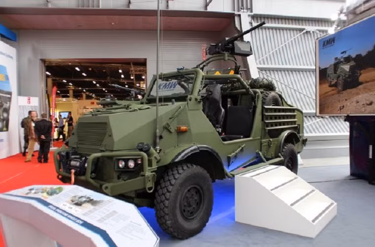 Tại triễn lãm lần này, công ty Krauss-Maffei Wegmann của Đức, lần đầu tiên giới thiệu mẫu xe bọc thép chiến đấu dành cho lực lượng đặc biệt SOV. Bên cạnh đó nó còn có khả năng được triển khai bằng đường không.