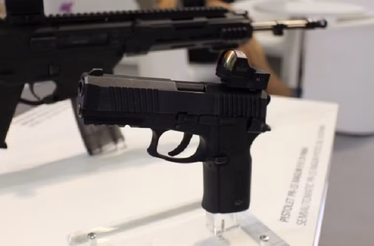 Súng lục bán tự động PR-15 Ragun với thiết bị ngắm tiêu chuẩn.