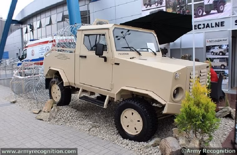Công ty Szczesniak của nước chủ nhà mang tới MSPO 2014 mẫu xe bọc thép vượt địa hình hạng nhẹ LST.