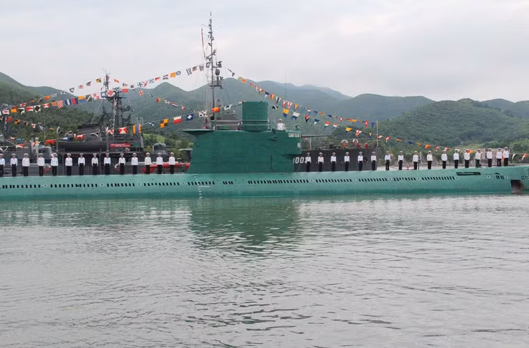 Hình ảnh hiếm hoi về tàu ngầm diesel điện lớp Type 033 của Triều Tiên.