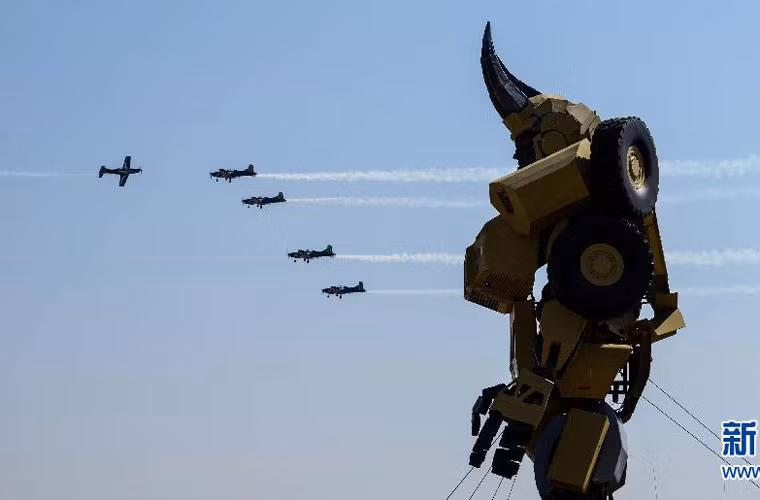 Đây là triển lãm quốc phòng hàng không vũ trụ lớn nhất khu vực châu Phi, năm nay có 347 gian hàng của 26 quốc gia và khu vực. Trong ảnh là phi đội bay biểu diễn Nam Phi thực hiện các bài bay trong ngày khai mạc. Điều đặc biệt là trong khu trưng bày được bố trí một mô hình robot cỡ lớn. Đây là triển lãm quốc phòng hàng không vũ trụ lớn nhất khu vực châu Phi, năm nay có 347 gian hàng của 26 quốc gia và khu vực. Trong ảnh là phi đội bay biểu diễn Nam Phi thực hiện các bài bay trong ngày khai mạc. Điều đặc biệt là trong khu trưng bày được bố trí một mô hình robot cỡ lớn.