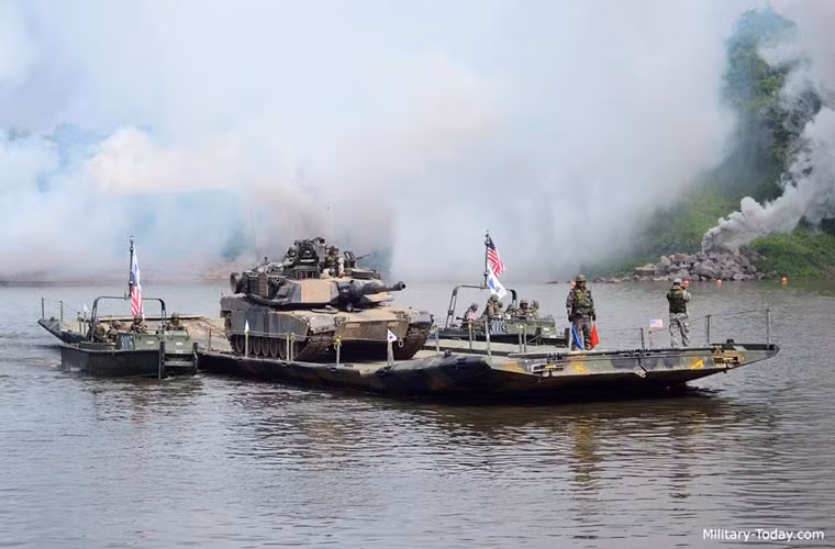 M1A2SEP còn được trang bị một trạm vũ khí điều khiển từ xa lắp đại liên 12,7mm. Trạm vũ khí được trang bị hệ thống tìm kiếm-chỉ thị mục tiêu độc lập cho phép tác chiến mà không phụ thuộc vào hệ thống quan sát của pháo chính. Bên cạnh đó xe tăng còn được trang bị thêm 2 súng máy 7,62mm trong đó 1 súng được gắn đồng trục với pháo chính, khẩu còn lại gắn phía trên tháp pháo.