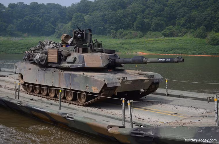 M1A2SEP còn được trang bị hệ thống quản lý chiến trường kỹ thuật số cho phép chỉ huy theo dõi các lực lượng thân thiện và thù địch trên chiến trường. Hệ thống hoạt động gần như theo thời gian thực, vị trí của xe luôn được cập nhật một cách liên tục giúp nâng cao khả năng nhận thức tình huống.