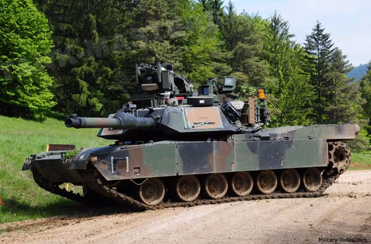 Giáp uranium nghèo còn được phủ thêm một lớp than chì biến nó thành chiếc xe tăng có giáp bảo vệ tốt nhất thế giới. M1A2SEP có khả năng chống chịu rất tốt với các loại vũ khí chống tăng, mìn, vật liệu nổ tự chế IED.