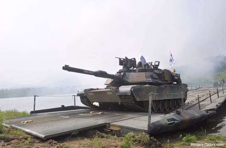 Gói nâng cấp mới làm tăng đáng kể trọng lượng chiến đấu của xe. Khối lượng chiến đấu của M1A2SEP khoảng 63 tấn so với 62 tấn của M1A2. Xe tăng được vận hành bởi kíp chiến đấu 4 người.