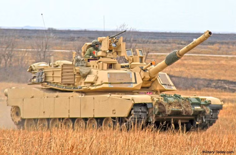 M1A2SEP được trang bị pháo chính M256 nòng trơn 120mm, có thể bắn tất cả các loại đạn tiêu chuẩn NATO dành cho xe tăng. M256 có tầm bắn hiệu quả tối đa 4km. Vũ khí chủ lực của nó là loại đạn xuyên giáp động năng APFSDS M829A3 được nhồi uranium nghèo có khả năng xuyên giáp cực mạnh.