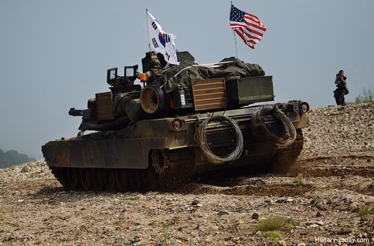 M1A2SEP được trang bị động cơ tuabin khí Honeywell AGT1500 công suất 1.500 mã lực. Hệ thống động lực sử dụng công nghệ truyền động mới cho phép xe tăng hoạt động êm hơn. M1A2SEP có thể vận chuyển ra chiến trường bằng máy bay vận tải quân sự hạng nặng C-5 Galaxy hoặc C-17 Globemaster III.