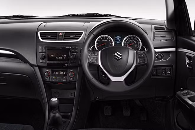 Với phiên bản động cơ xăng, xe sẽ nặng khoảng 1.010kg, còn với động cơ diesel sẽ là 1.105kg. Mức tiêu hao nhiên liệu của Ciaz là 4,8L/100km với xe xăng và 3,8L/100km với xe diesel, nhỉnh hơn một chút so với Honda City.